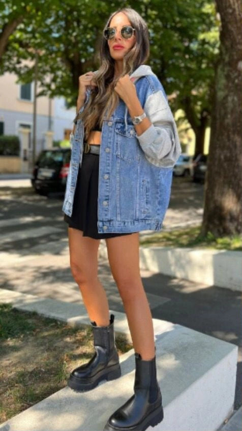 Giacca Jeans Oversize con Cappuccio e Decorazioni Artistiche