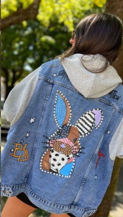 Giacca Jeans Oversize con Cappuccio e Decorazioni Artistiche